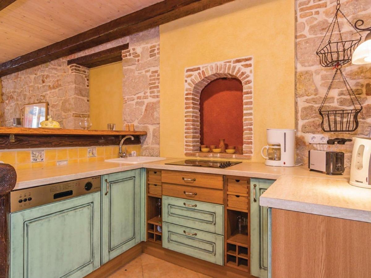Rustic Holiday Home In Vrsar With Garden Экстерьер фото