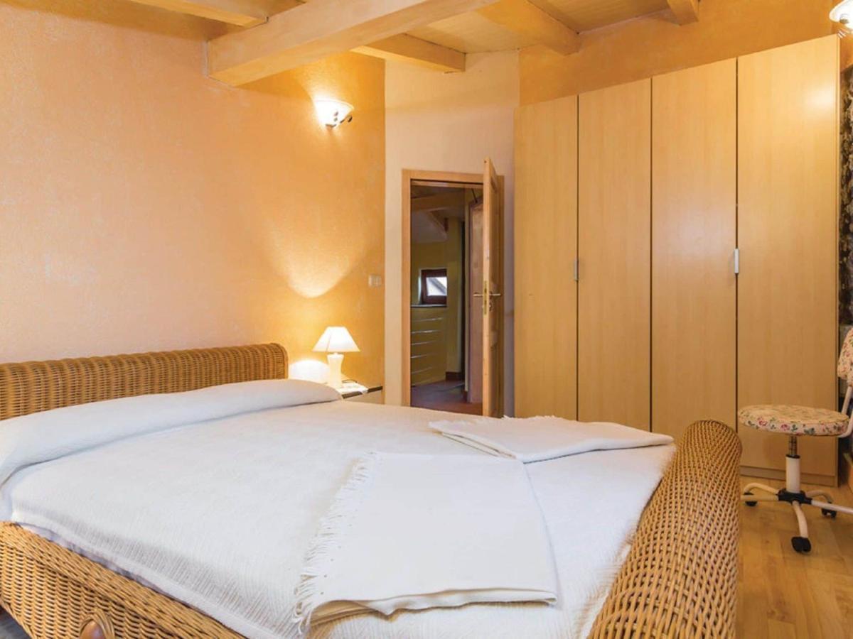 Rustic Holiday Home In Vrsar With Garden Экстерьер фото