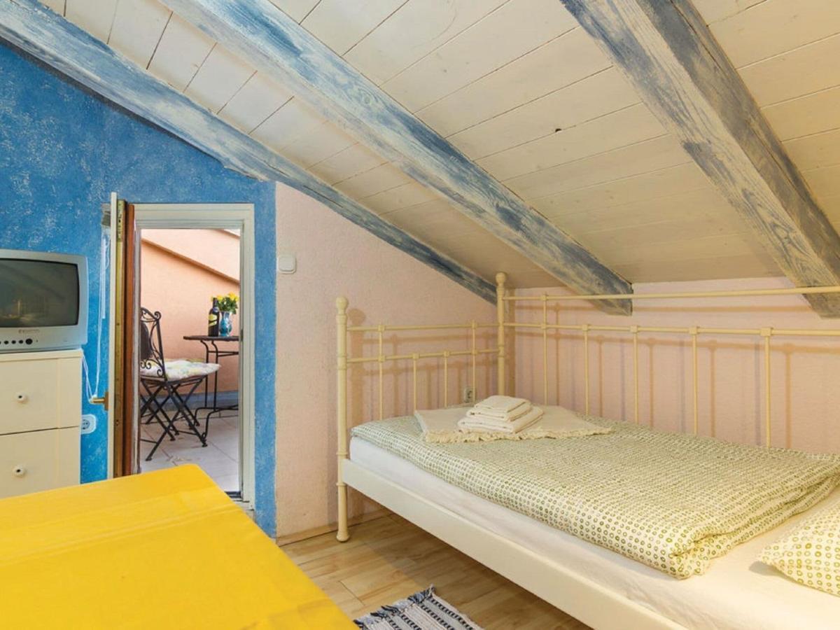 Rustic Holiday Home In Vrsar With Garden Экстерьер фото